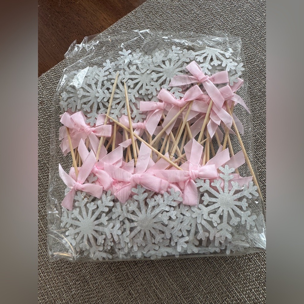 NWT Snowflake Cupcake Decor